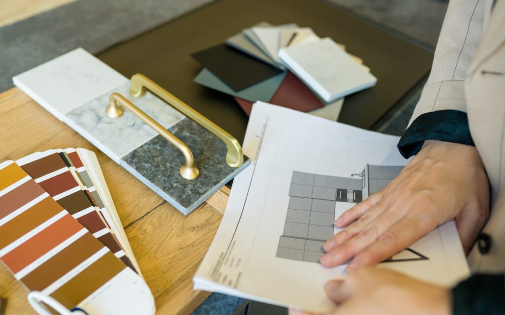 Auswahl von individuellen Elementen wie Griffe, Farben oder Oberflächen bei der Küchenplanung