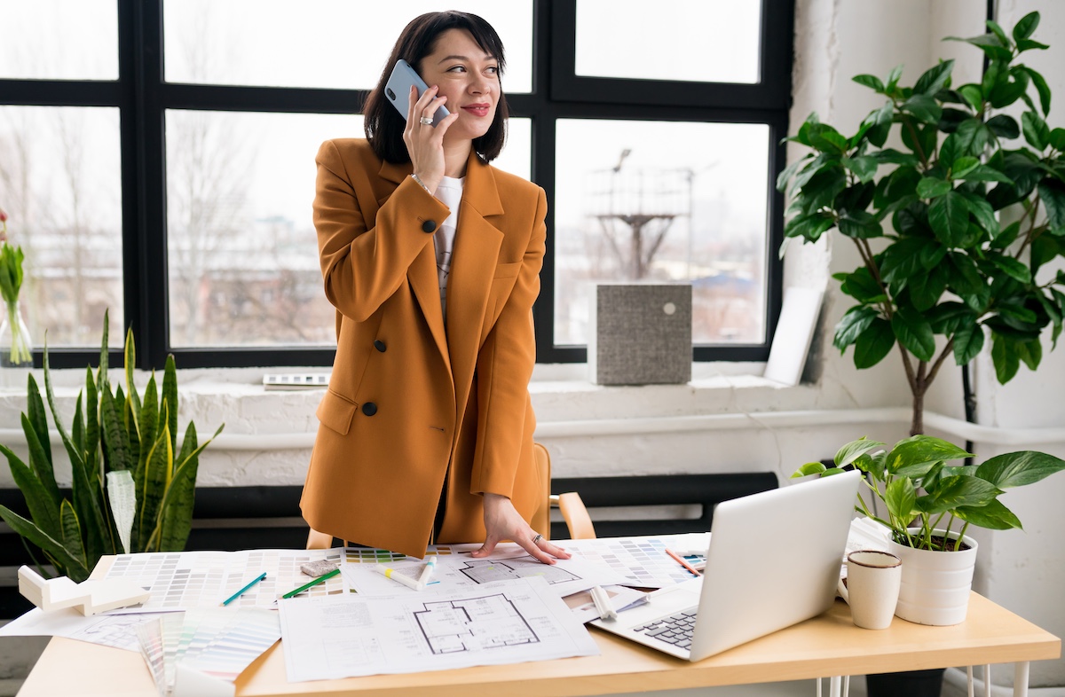 Beratering telefoniert mit Kunden zur Planung und individuellen Gestaltung der Küche